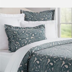 Pottery Barn Shibori Floral Green and Cream
Duvet w/Euro Lumbar Sham